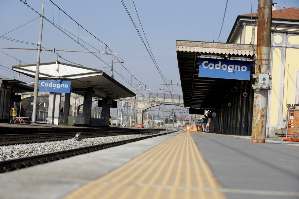 Codogno na severu Itálie je kvůli koronaviru městem duchů, ulice i nádraží jsou prázdné (22. 2. 2020).