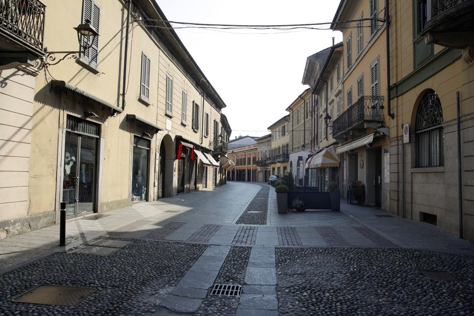 Codogno na severu Itálie je kvůli koronaviru městem duchů, ulice i nádraží jsou prázdné (22. 2. 2020).