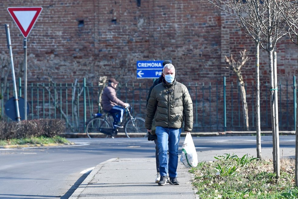 U nemocnice ve městečku Codogno je rouška pro lidi nezbytnou výbavou (22. 2. 2020)