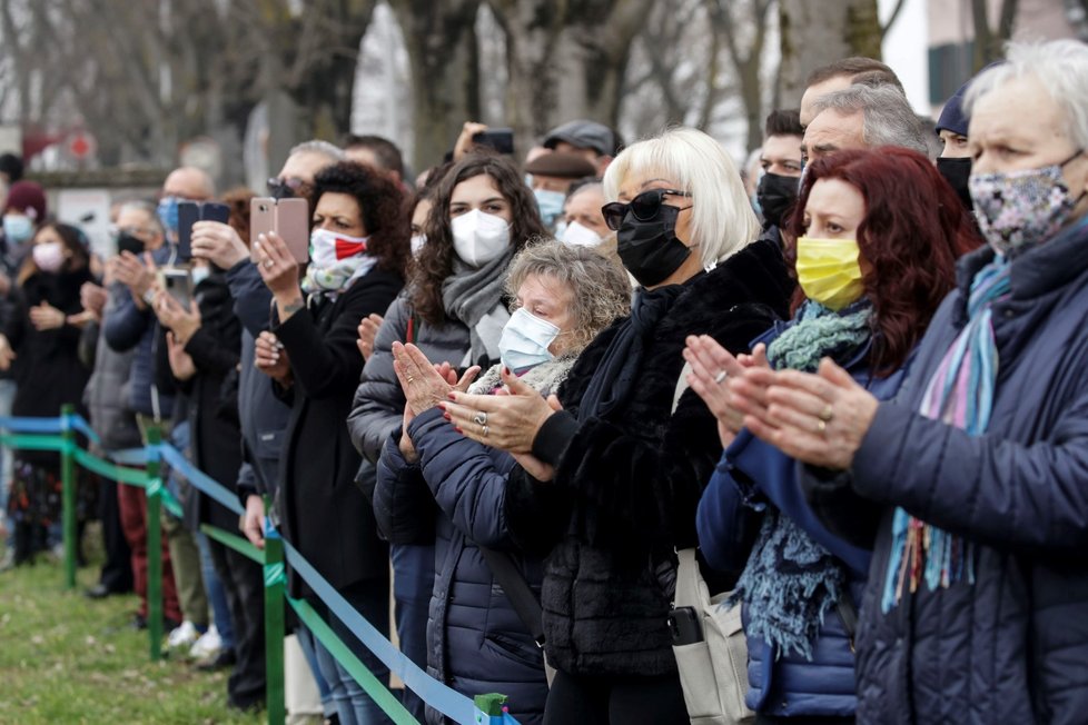 Itálie si o víkendu pokládáním věnců, bohoslužbami i odhalením památníku ve městě Codogno připomněla rok od prvního úmrtí v zemi v souvislosti s nemocí covid-19 (21. 2. 2021)