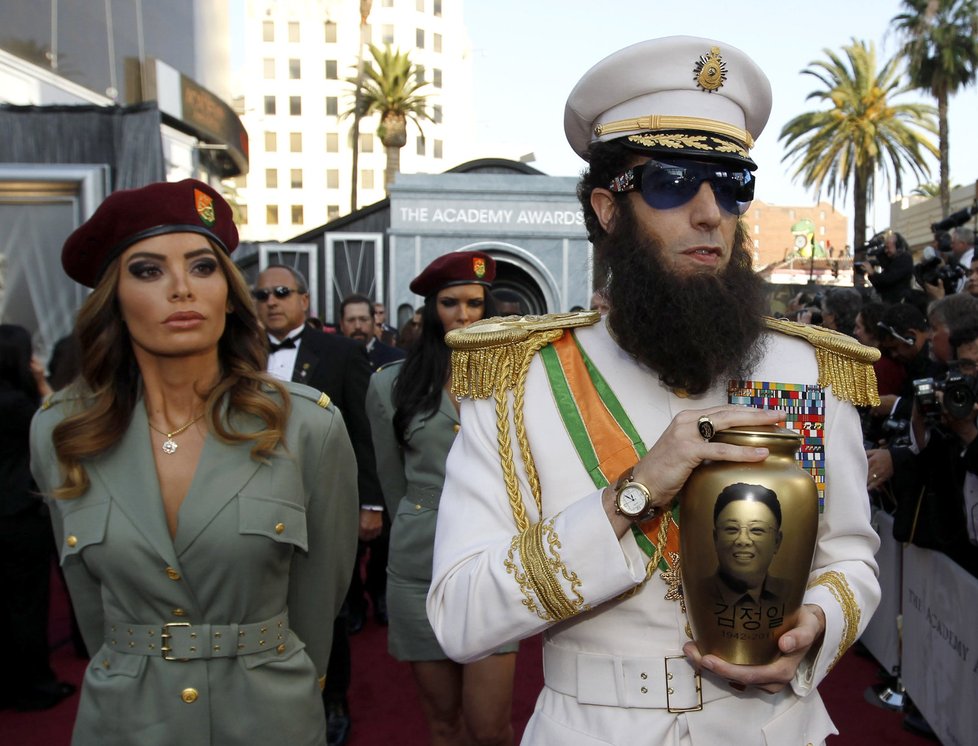 Sacha v uniformě diktátora přichází na Oscary, nesl přitom urnu s fiktivním popelem Kim Čong-Ila