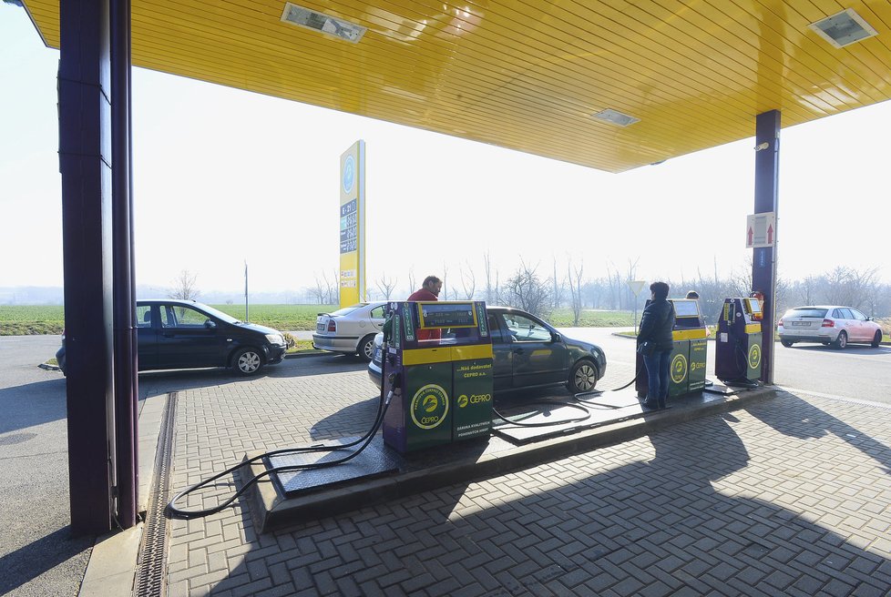 Na čerpací stanici poblíž obce Sibřina zakázali inspektoři další prodej nejakostní nafty. Vzorek údajně nedosahoval stanoveného limitu v bodu vzplanutí.