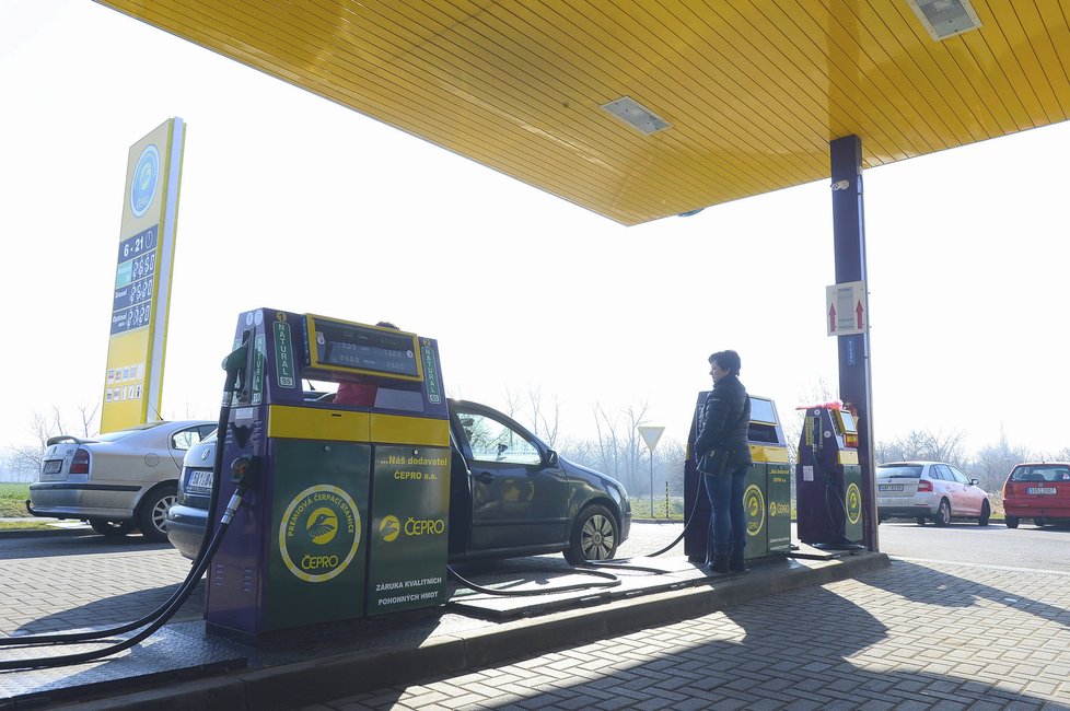 Na čerpací stanici poblíž obce Sibřina zakázali inspektoři další prodej nejakostní nafty. Vzorek údajně nedosahoval stanoveného limitu v bodu vzplanutí.