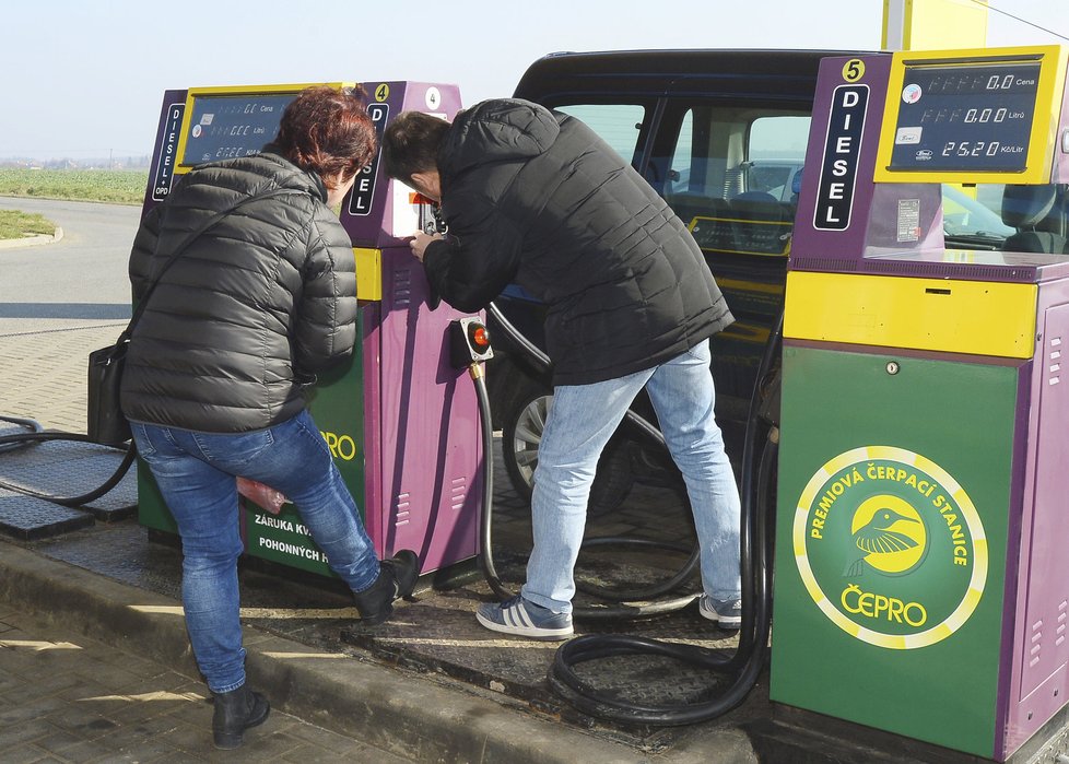 Na čerpací stanici poblíž obce Sibřina zakázali inspektoři další prodej nejakostní nafty. Vzorek údajně nedosahoval stanoveného limitu v bodu vzplanutí.