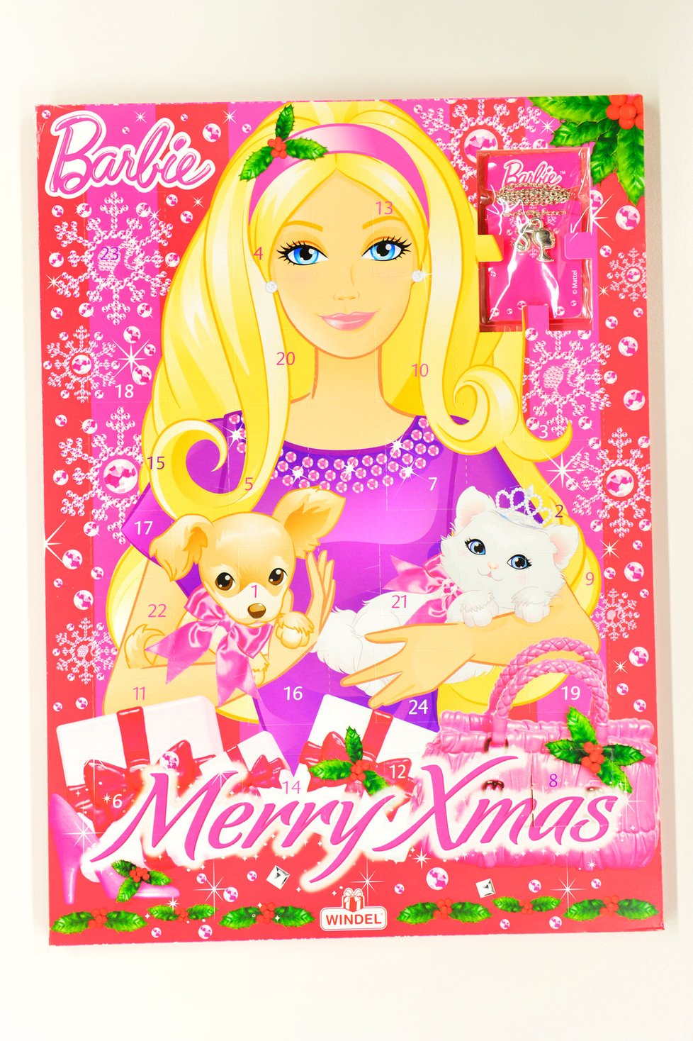 Adventní kalendář Barbie prodražuje přidaný přívěšek