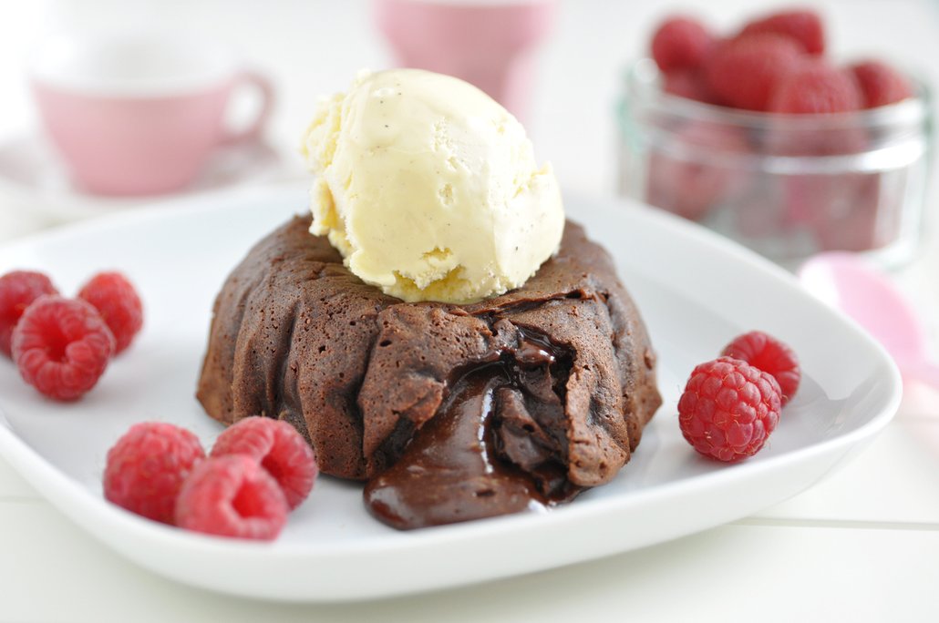 Čokoládové suflé servírované s kopečkem vanilkové zmrzliny je hříšně  dobrou kombinací