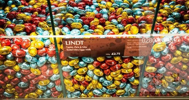 Slavné kuličky Lindor. Vedení firmy si myslelo, že za ně zákazníci bez mrknutí oka dají přes 300 korun. Krutě se přepočítalo.