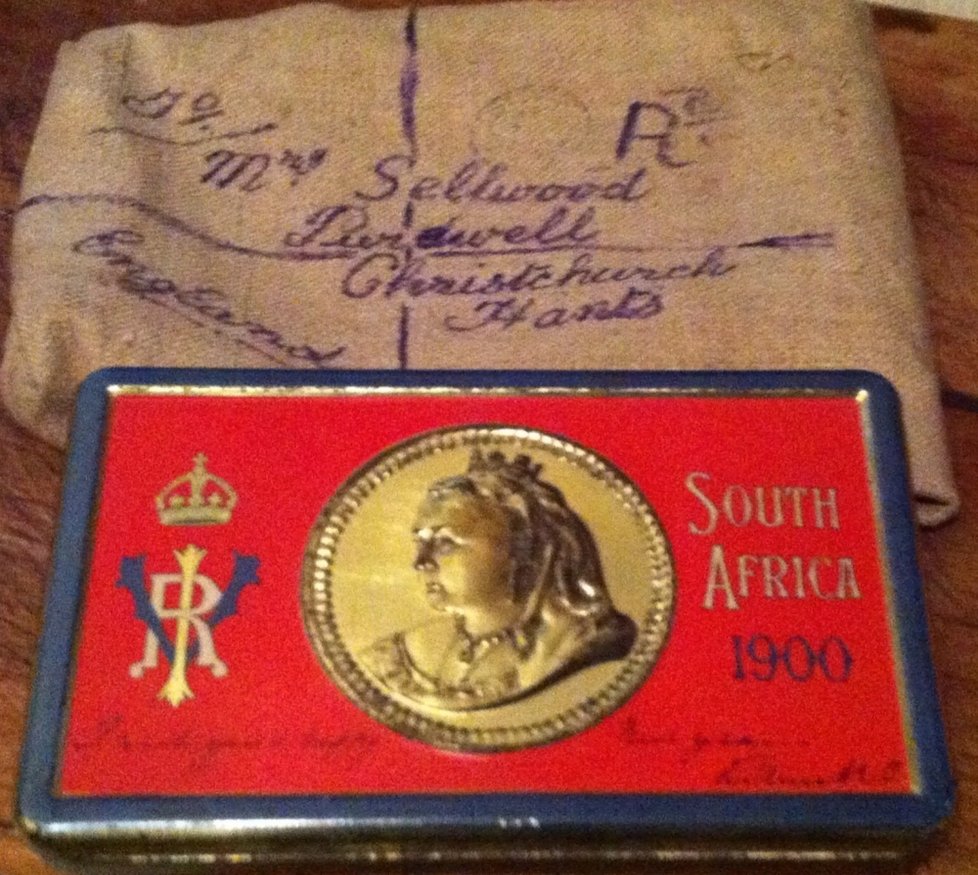 Na plechovém krytu čokolády je  i letopočet, rok  1900.