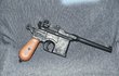 Pistole Mauser C96 vyrobená z 60 procentní hořké belgické čokolády.