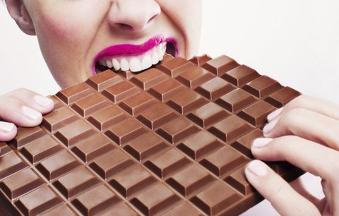 Výmluva proč mlsat čokoládu? Můžete s ní zhubnout!