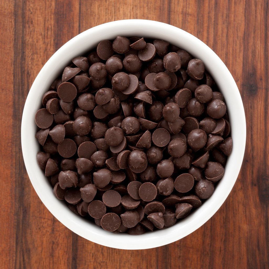 Na pečení jsou ideální čokoládové pecky, můžete ale použít i klasickou tabulkovou čokoládu. rozlámanou nebo nasekanou na kousky