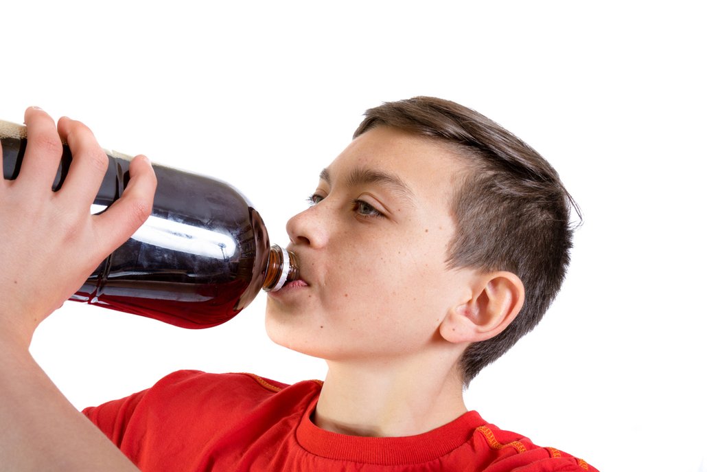 Některé děti pijí kolu už odmalička, takový zlozvyk se pak jen těžko odstraňuje.
