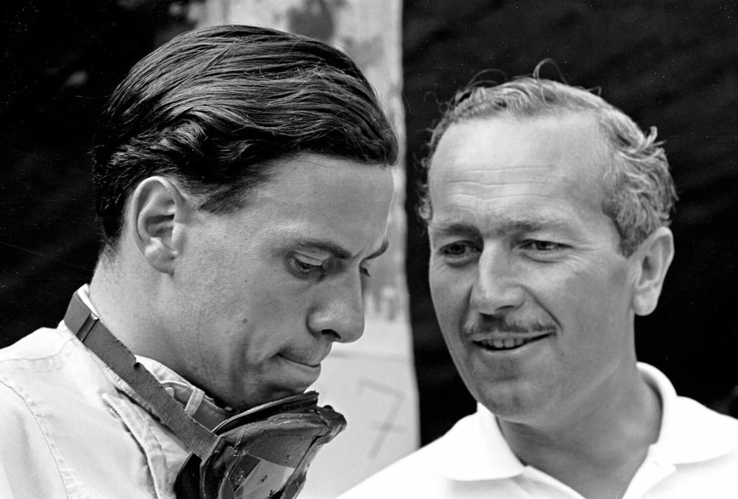 Jim Clark (vlevo) byl nejen jezdcem týmu, ale také Chapmanovým velkým přítelem