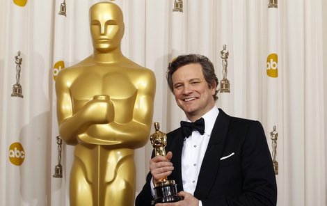 Colin Firth se zlatou soškou Oscara v ruce.