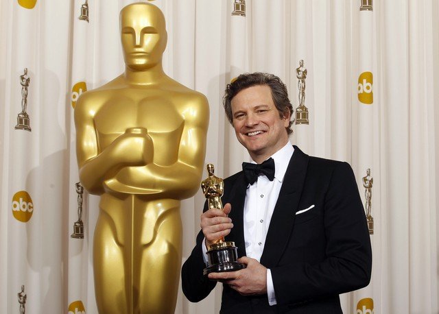 Colin Firth se zlatou soškou Oscara v ruce.