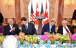 Kissinger byl dlouho aktivní: Státní oběd na počest kanadského premiéra. Zleva Colin Powell, Justin Trudeau, John Kerry a Kissinger (10. 3. 2016).