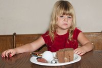 Tříletá holčička si pochutnává na cihlách, snědla už i žárovku