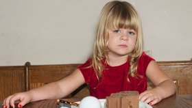 Tříletá holčička si pochutnává na cihlách, snědla už i žárovku