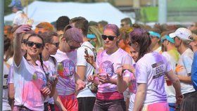 Pestrobarevný běh je zpět: Na The Color Run na výkonu nezáleží, hlavní je zábava