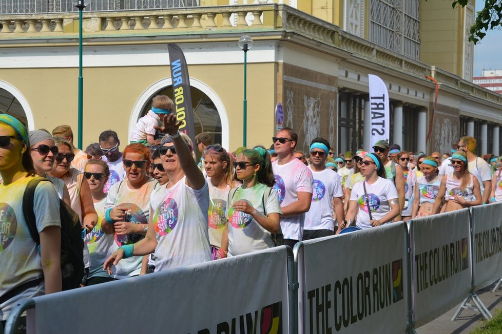 The Color Run Prague přilákal stovky lidí.