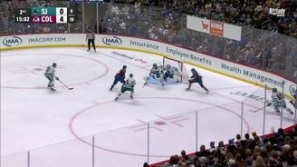 Ivan Ivan se při debutu v sezoně NHL uvedl pohlednou asistencí Ivan Ivan se při debutu v sezoně NHL uvedl pohlednou asistencí