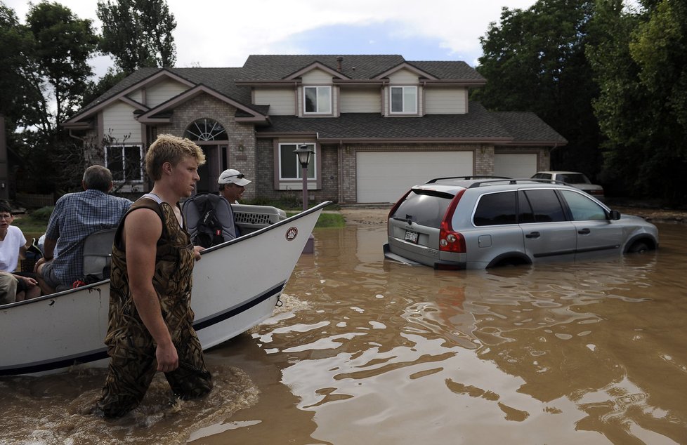 Tisíce lidí musely být kvůli záplavám evakuovány.