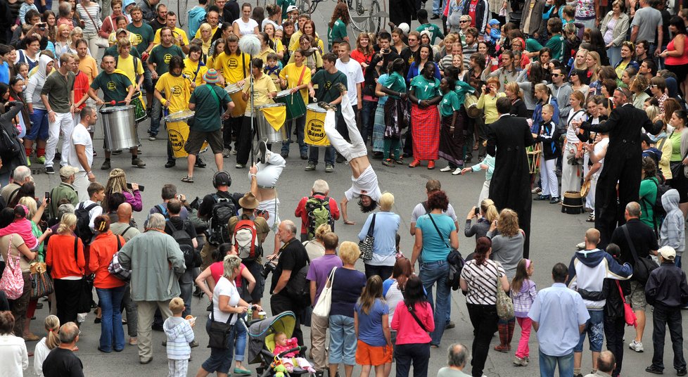 Průvodem z Masarykova náměstí na Novou Karolinu začal 13. července v Ostravě doprovodný program hudebního festivalu Colours of Ostrava, Festival v ulicích. Městem prošel více než čtyřicetimetrový průvod s téměř třicítkou bubeníků, dvaceti capoeiristy, tanečníky a akrobaty na speciálních hybostrojích. 