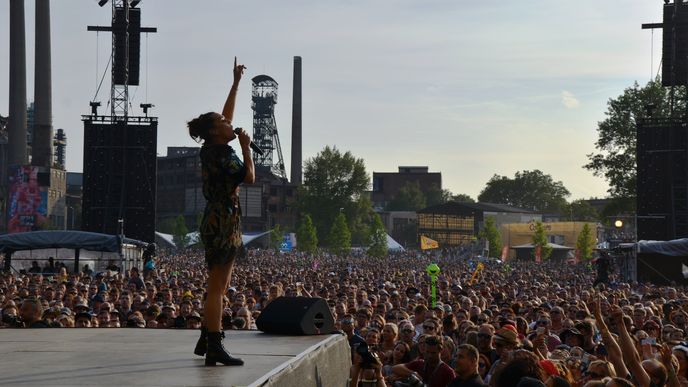 Zaz na festivalu Colours of Ostrava v roce 2019. Festival se letos neuskuteční, až příští rok