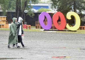 V ostravské Dolní oblasti Vítkovice organizátoři dokončovali přípravy areálu před zahájením hudebního festivalu Colours of Ostrava. Na místě silně prší a déšť se očekává i ve čtvrtek.