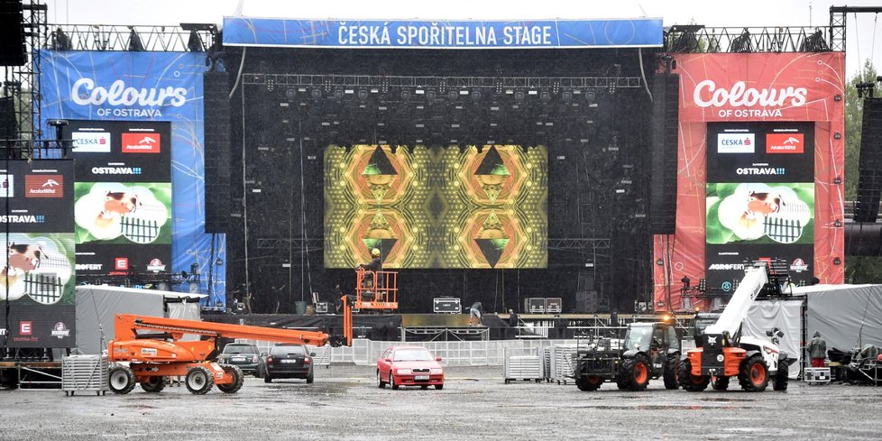 V ostravské Dolní oblasti Vítkovice organizátoři dokončovali přípravy areálu před zahájením hudebního festivalu Colours of Ostrava. Na místě silně prší a déšť se očekává i ve čtvrtek.