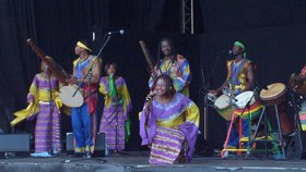 Africká legenda djembé Mamady Keita s početnou kapelou Sewa Kan z Guinee doslova rozdováděli tisíce fanoušků, kteří je nechtěli z hlavního pódia pustit.