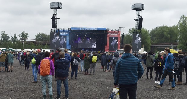 Přehlídka pláštěnek. Začátek festivalu Colours of Ostrava spláchl déšť, fanoušky ale neodradil.