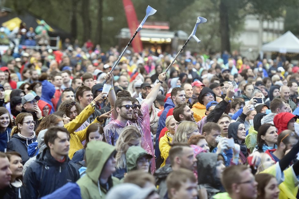 Přehlídka pláštěnek. Začátek festivalu Colours of Ostrava spláchl déšť, fanoušky ale neodradil.