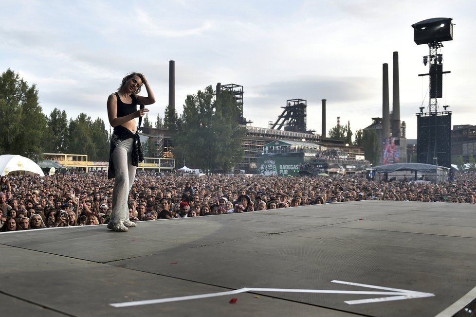 Dánská zpěvačka MO, celým jménem Karen Marie Aagaard Orstedová, na Colours of Ostrava 2019