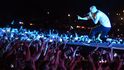 Dan Reynolds, frontman skupiny Imagines Dragons kvůli problémům se ztracenými kufry a hlasovou indispozicí uvažoval, že středeční vystoupení zruší. Nakonec kapela zahrála a atomsférou byla unešena. Dan Reynolds, frontman skupiny Imagines Dragons kvůli problémům se ztracenými kufry a hlasovou indispozicí uvažoval, že středeční vystoupení zruší. Nakonec kapela zahrála a atomsférou byla unešena.