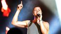 Dan Reynolds, frontman skupiny Imagines Dragons kvůli problémům se ztracenými kufry a hlasovou indispozicí uvažoval, že středeční vystoupení zruší. Nakonec kapela zahrála a atomsférou byla unešena.