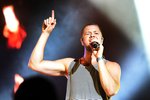 Dan Reynolds, frontman skupiny Imagines Dragons, kvůli problémům se ztracenými kufry a hlasovou indispozicí uvažoval, že středeční vystoupení zruší. Nakonec kapela zahrála a atmosférou byla unešena.