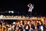 Dan Reynolds, frontman skupiny Imagines Dragons, kvůli problémům se ztracenými kufry a hlasovou indispozicí uvažoval, že středeční vystoupení zruší. Nakonec kapela zahrála.