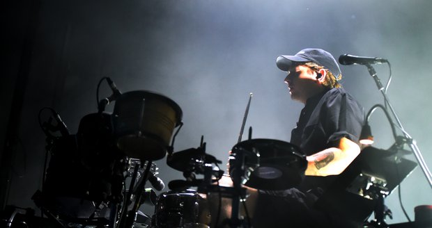 Britská skupina alt-J vystoupila vloni v Ostravě na hudebním festivalu Colours of Ostrava. Na snímku je bubeník Thom Green.