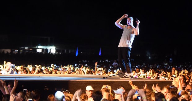 Dan Reynolds, frontman skupiny Imagines Dragons, kvůli problémům se ztracenými kufry a hlasovou indispozicí uvažoval, že středeční vystoupení zruší. Nakonec kapela zahrála a atmosférou byla unešena.