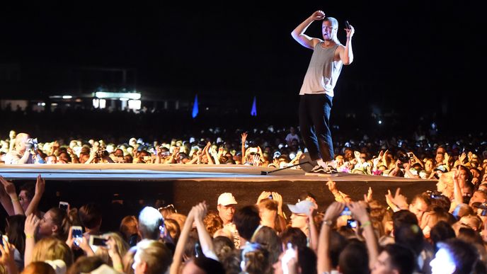 Dan Reynolds, frontman skupiny Imagines Dragons kvůli problémům se ztracenými kufry a hlasovou indispozicí uvažoval, že středeční vystoupení zruší. Nakonec kapela zahrála a atomsférou byla unešena.