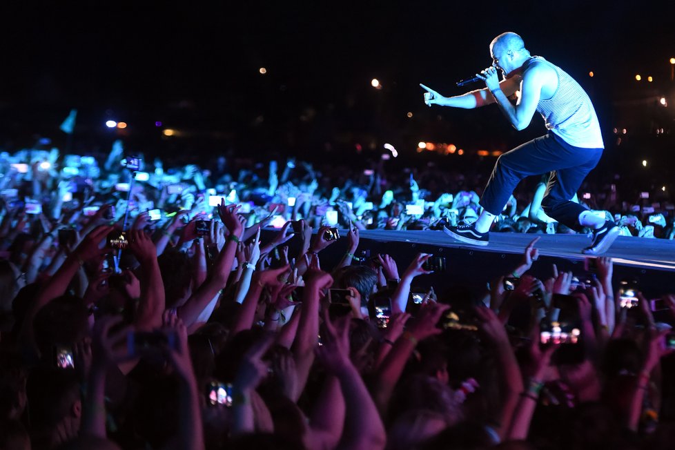 Dan Reynolds, frontman skupiny Imagines Dragons kvůli problémům se ztracenými kufry a hlasovou indispozicí uvažoval, že loňské vystoupení zruší. Nakonec kapela zahrála a atomsférou byla unešena.