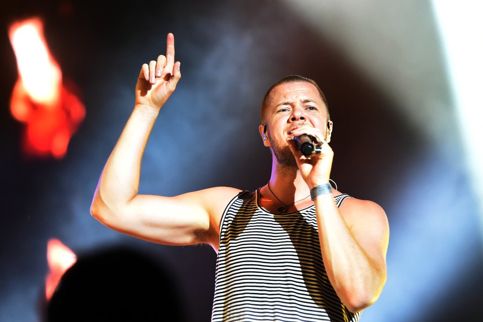 Dan Reynolds, frontman skupiny Imagines Dragons kvůli problémům se ztracenými kufry a hlasovou indispozicí uvažoval, že loňské vystoupení zruší. Nakonec kapela zahrála a atmosférou byla unešena.