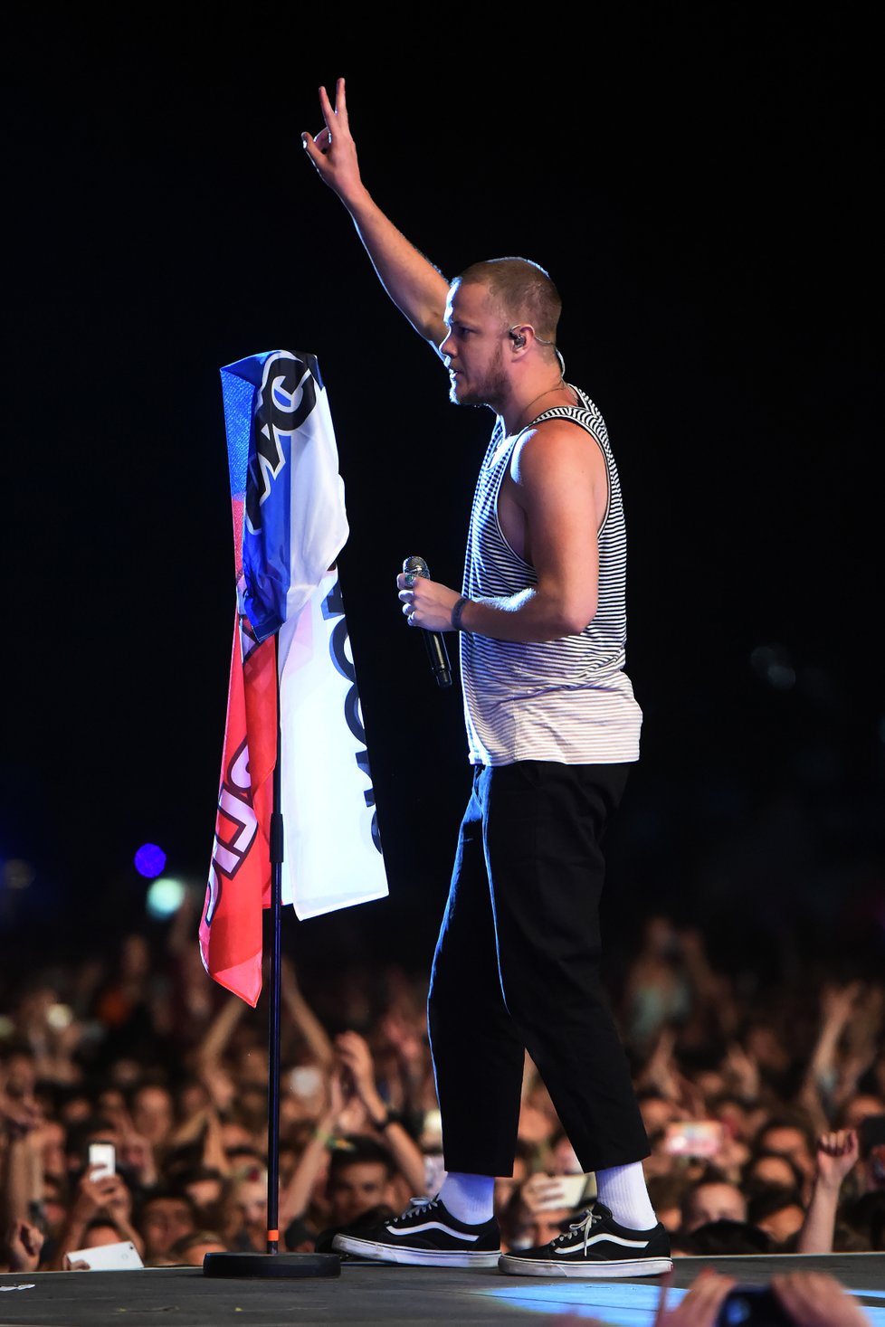 Dan Reynolds, frontman skupiny Imagines Dragons kvůli problémům se ztracenými kufry a hlasovou indispozicí uvažoval, že středeční vystoupení zruší. Nakonec kapela zahrála a atomsférou byla unešena.