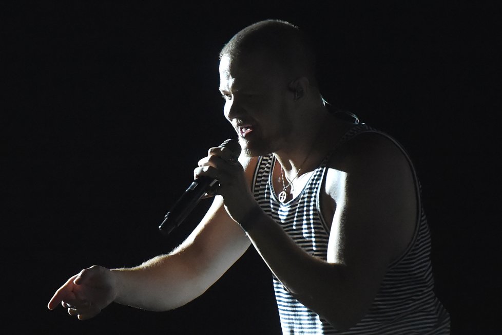 Dan Reynolds, frontman skupiny Imagines Dragons kvůli problémům se ztracenými kufry a hlasovou indispozicí uvažoval, že středeční vystoupení zruší. Nakonec kapela zahrála a atomsférou byla unešena.