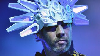 Video ze čtvrtého dne na Colours: Déšť a dobře živený Jamiroquai v psychedelické čelence