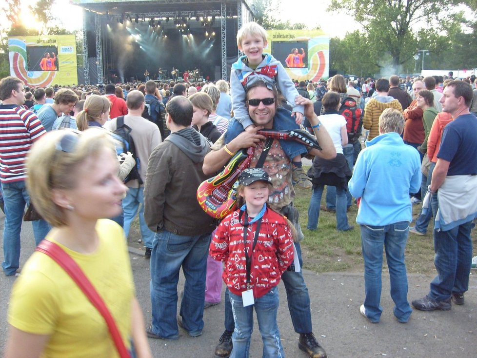 Táta Ondřej Fiala se skvěle bavil s oběma dětmi,  Leničkou (7) a Matyáškem (4).