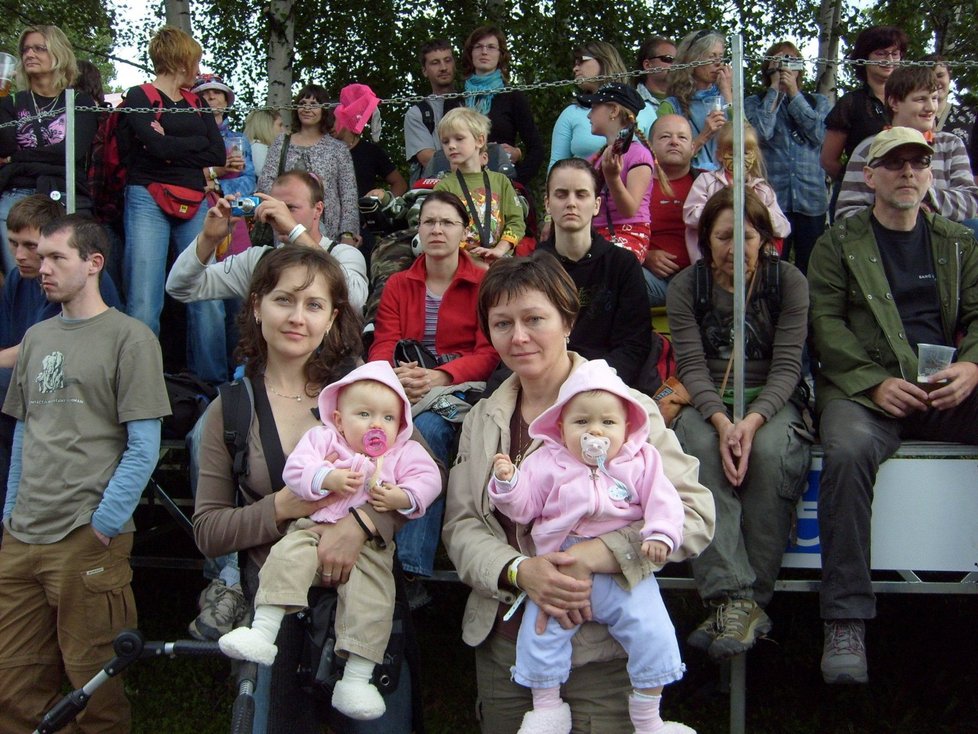 Colours si užívala i devítiměsiční dvojčata Anna (vlevo) a Marie Barabašovy z Ostravy.