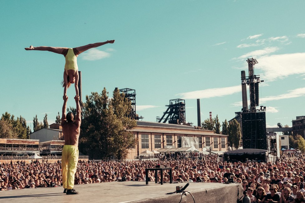 Letošní jubilejní 20. ročník Colours of Ostrava bude největší a nejdražší v historii. Vystoupí tu umělci z 30 zemí světa. Odehraje se v Dolních Vítkovicích od 19. do 22. července 2023.