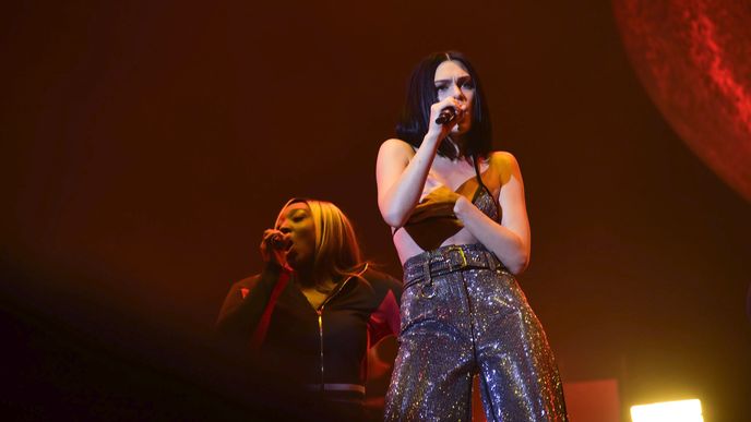 Energická, poněkud upovídaná a trochu lascivní (někdo řičel blahem, jiní odvraceli zrak) Jessie J